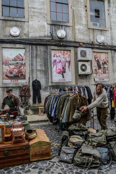 白天在建筑物附近的道路上展示衣服和袋子